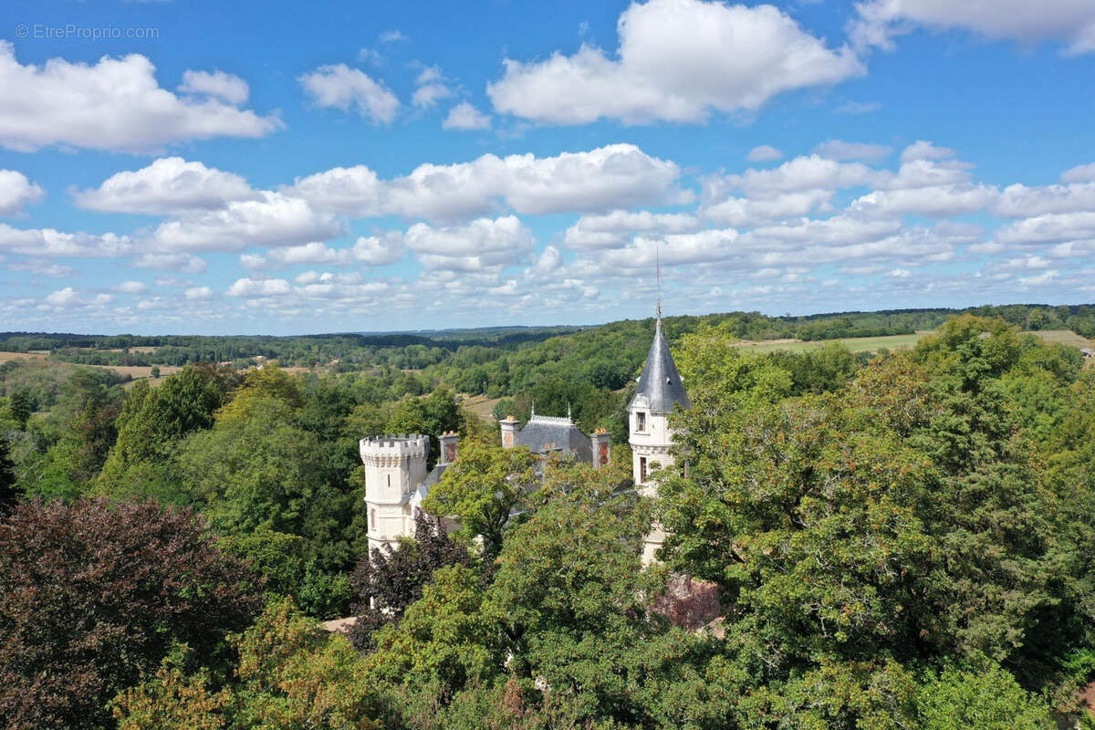 Maison à JAVERLHAC-ET-LA-CHAPELLE-SAINT-ROBERT