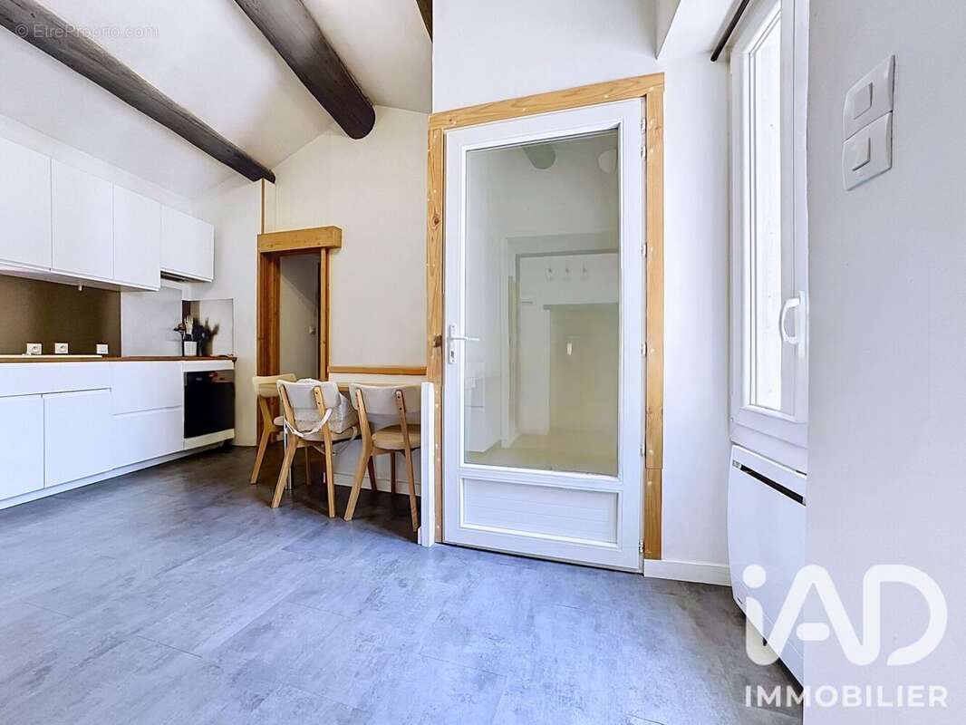 Maison 91 m² à Mouries  - photo 4