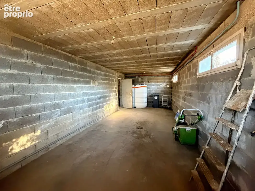 Maison avec grand hangar sur 9000 m² de terrain - photo 7