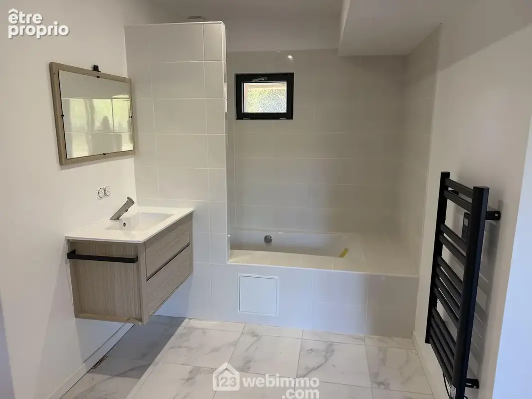 ..composée d'une chambre, d'une salle de bain..