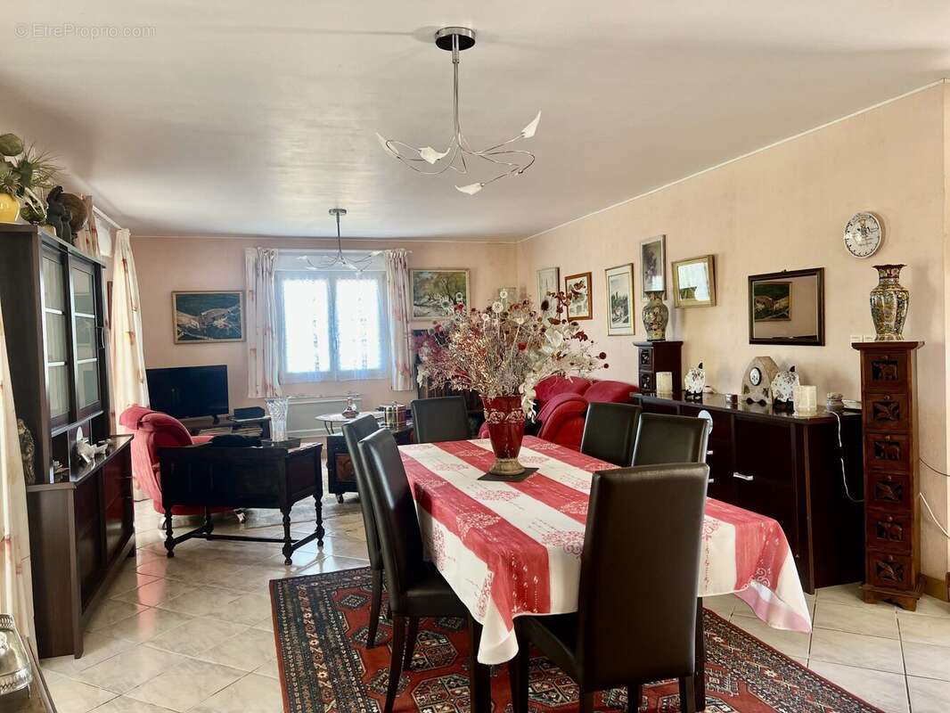 Maison à SAINT-MARTIN-DE-VILLEREAL