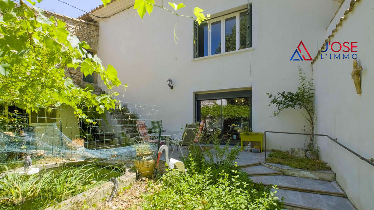Façade côté entrée privative - Maison à CABRIES