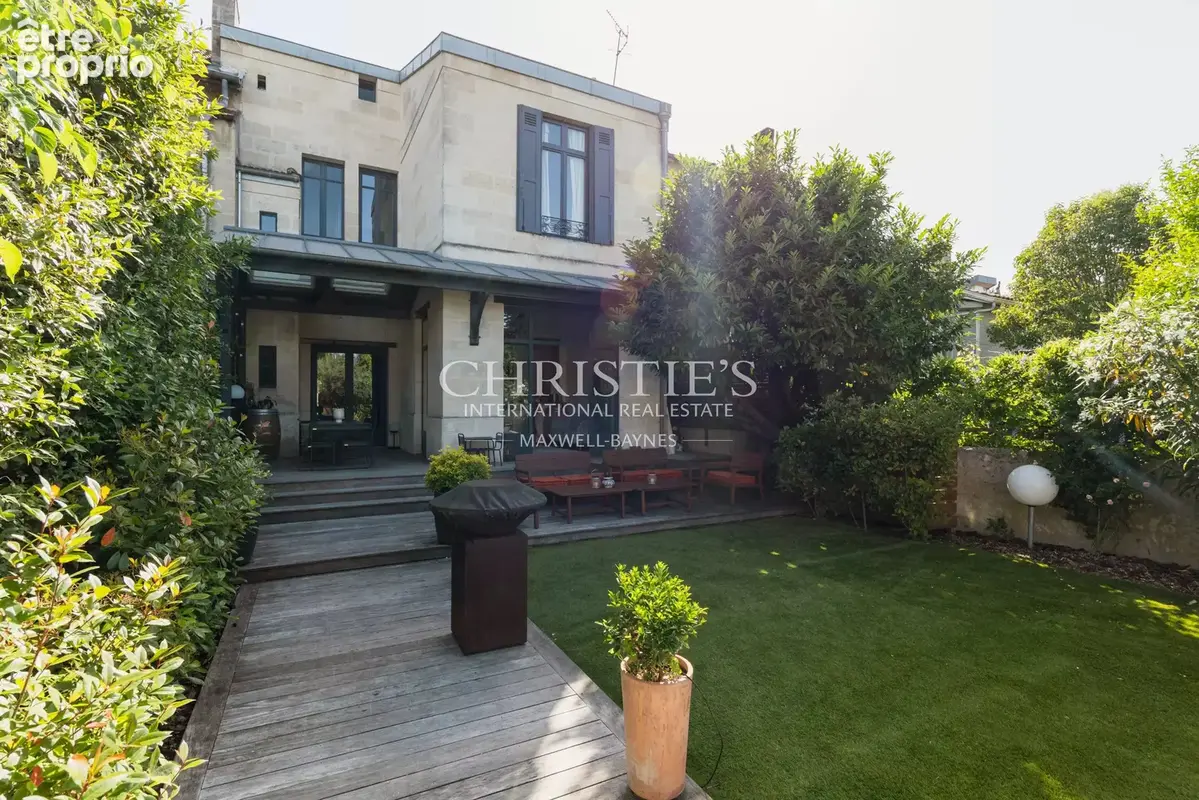 Maison de maître rénovée avec maison d'invités, piscine et garages - photo 2