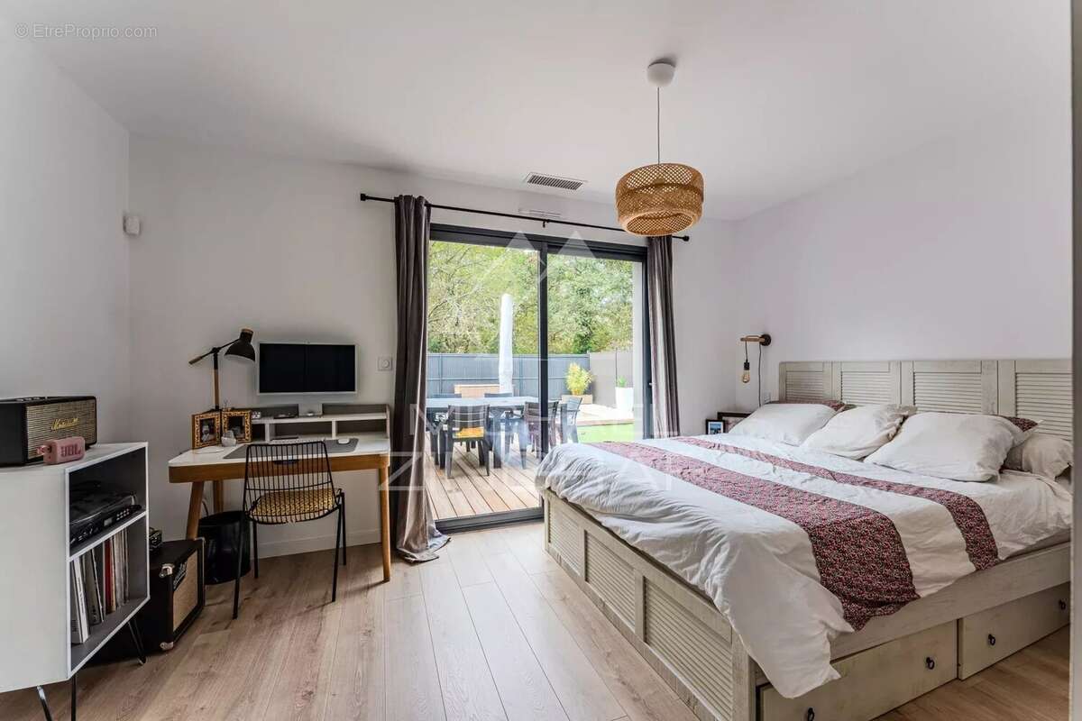 À deux pas du Bassin, une villa moderne prête à vivre - photo 8