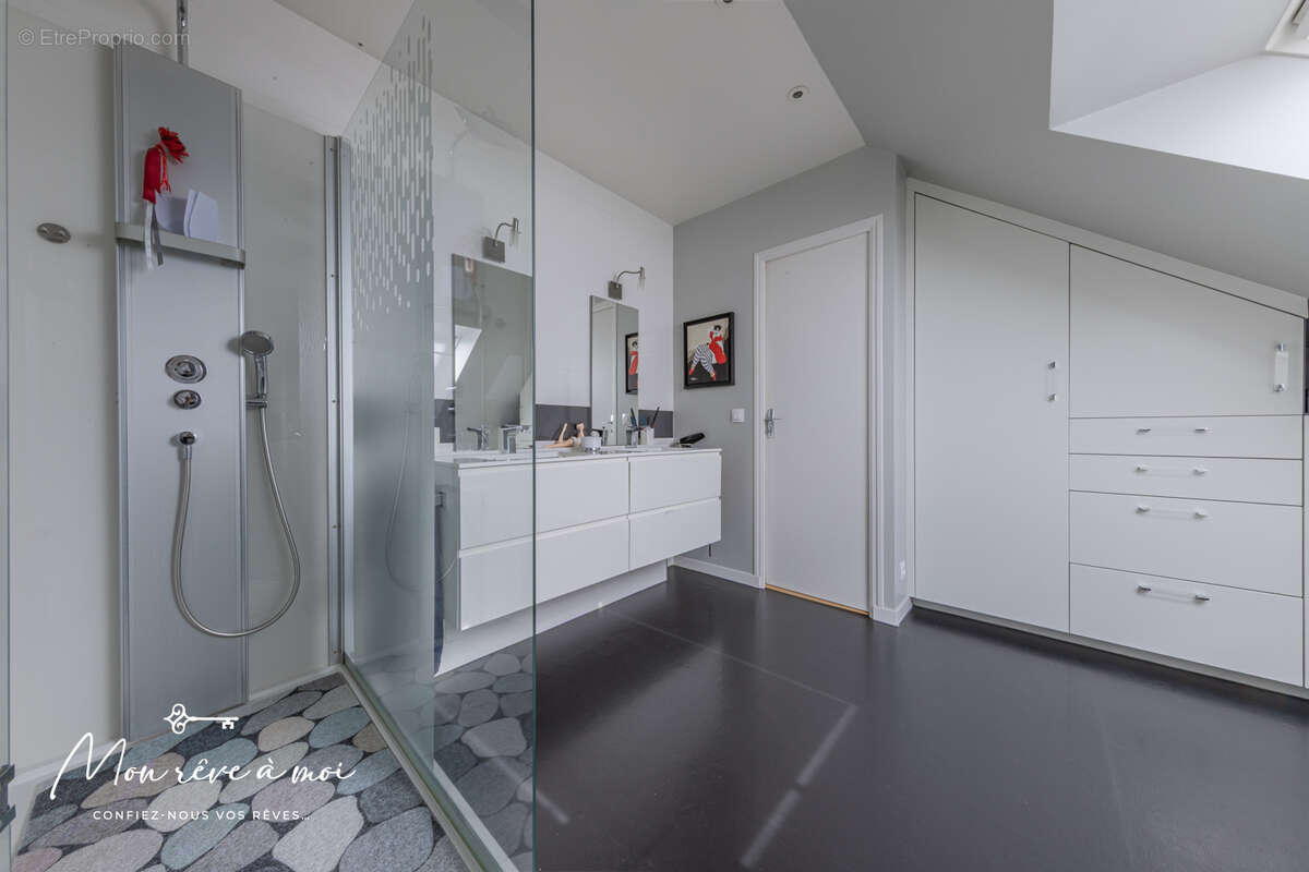 Maison lumineuse, au calme et en parfait état de 173m2, avec jardin, terrasses et parkings - photo 16
