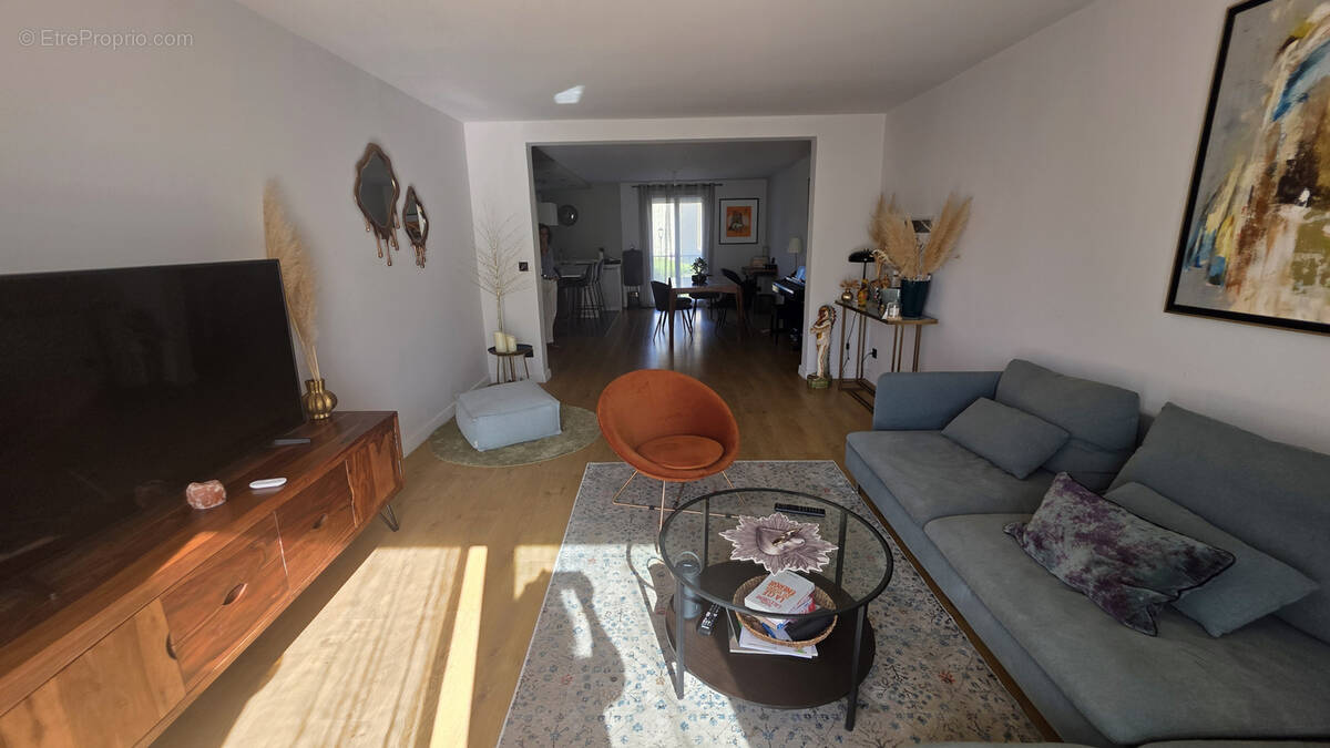 Très beau duplex de type 5 avec jardin, garage, et parking privatif. - photo 5