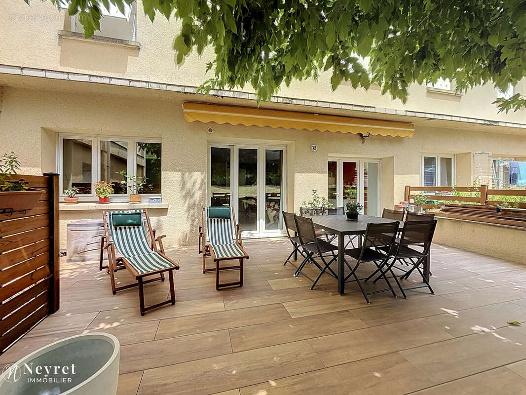 Saint-Paul-en-Jarez   Superbe appartement de 112 m2 en rez-de-jardin avec terrasse et jardin de 130 m2, garage - photo 2