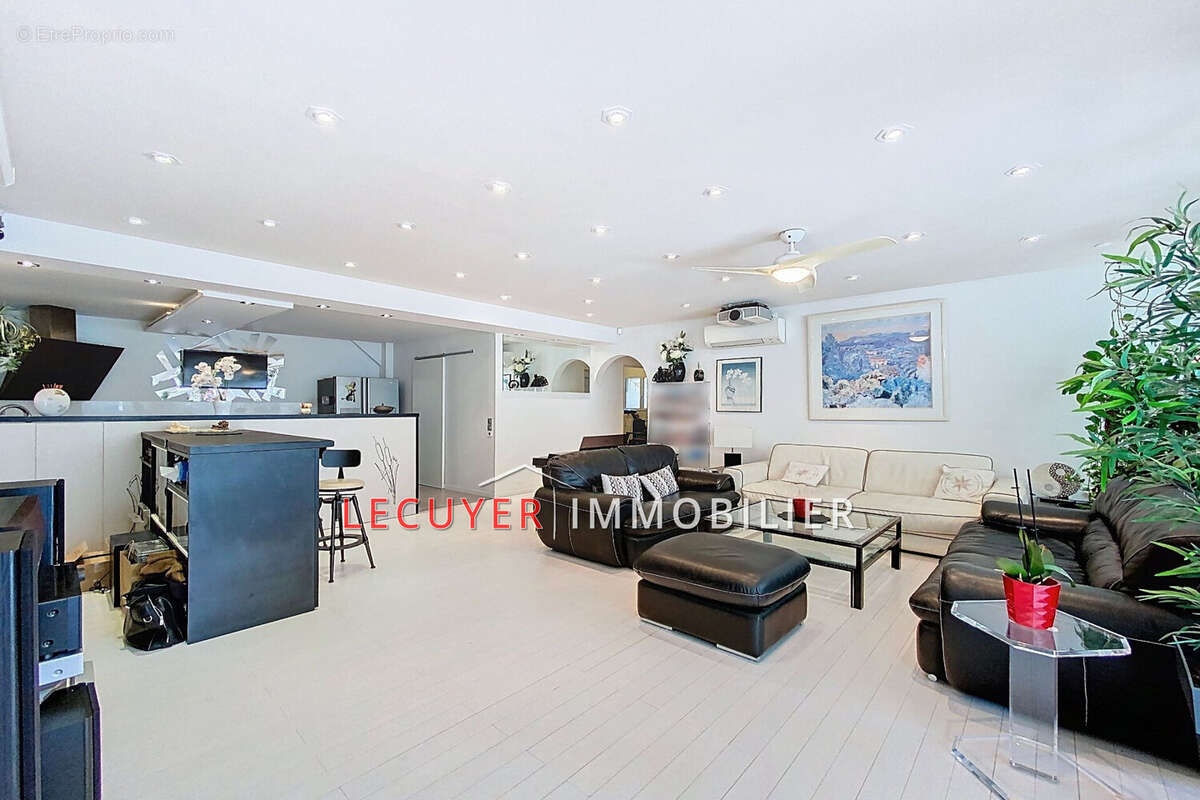 Appartement à VALLAURIS