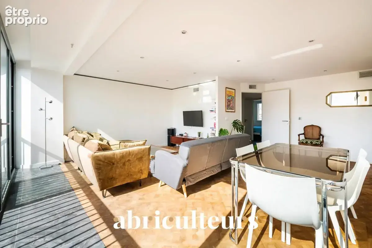 Appartement T4 traversant lumineux en vente à Marseille 13008 - photo 2