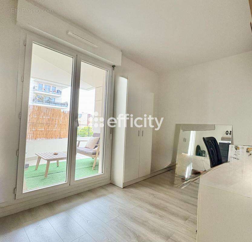 Appartement à COURBEVOIE