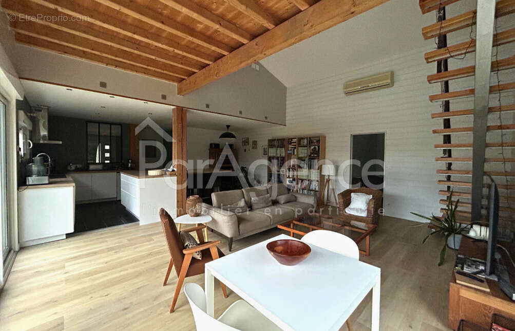 Maison à CHAILLEVETTE