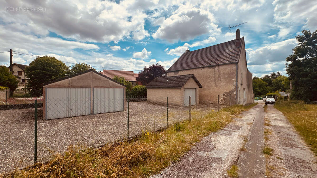 Parking à MAILLY-LE-CHATEAU