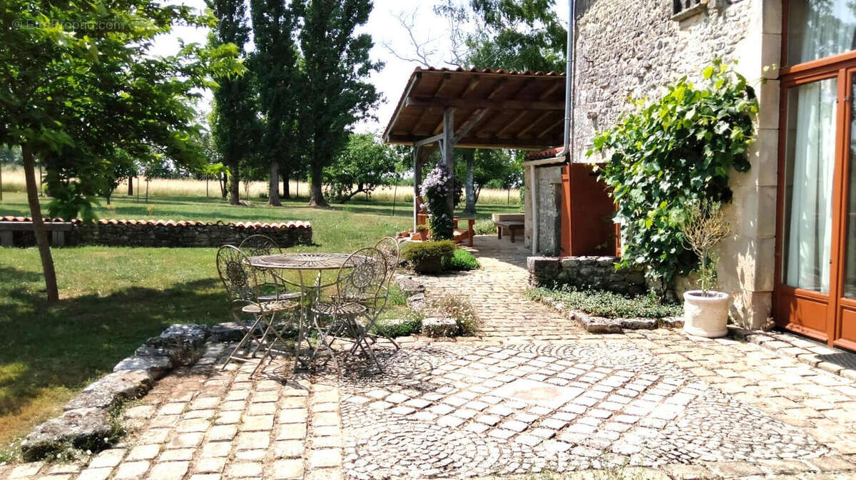 EXTERIEUR - Maison à CELLEFROUIN