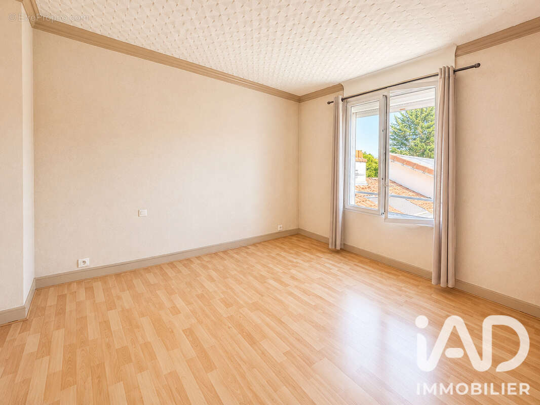 Maison 160 m² à Sainte-Genevieve-Des-Bois  - photo 9