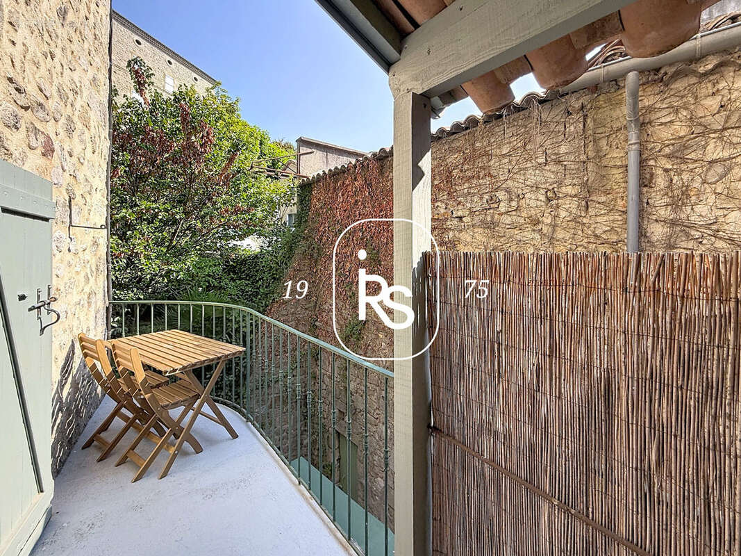 Au coeur d'un village historique, une maison de village en pierre de 73 m2 habitables avec un balcon - photo 4
