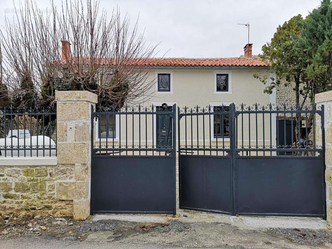 Maison à LA CHAPELLE-POUILLOUX