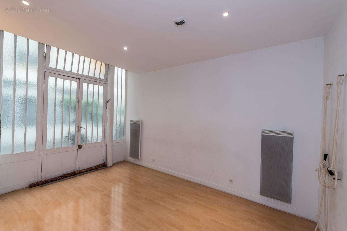 Commerce à PARIS-9E