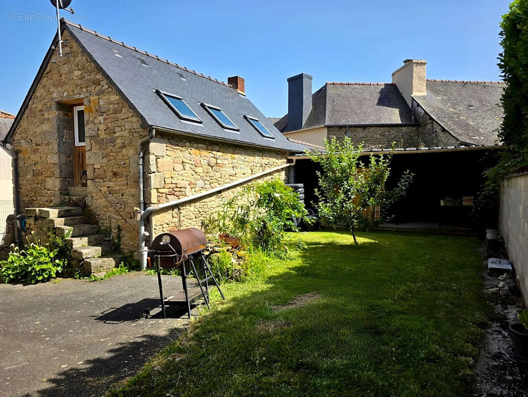 Maison à SAINT-NICOLAS-DU-PELEM