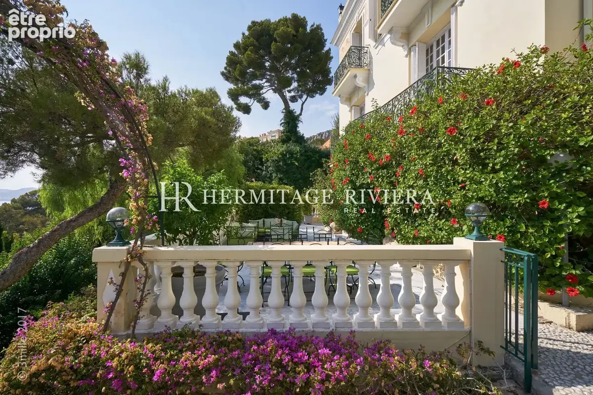 terrasse de la villa belle époque à vendre à cap-d'ail