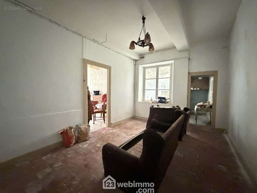 A ses cotés, la salle à manger - Maison à LAON