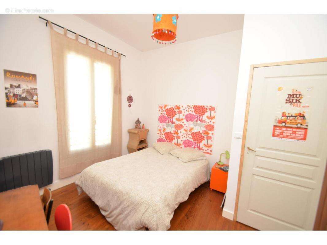 Maison à SAINT-MEDARD-DE-GUIZIERES