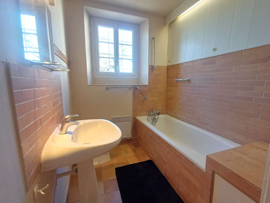 Maison à BAIGNES-SAINTE-RADEGONDE