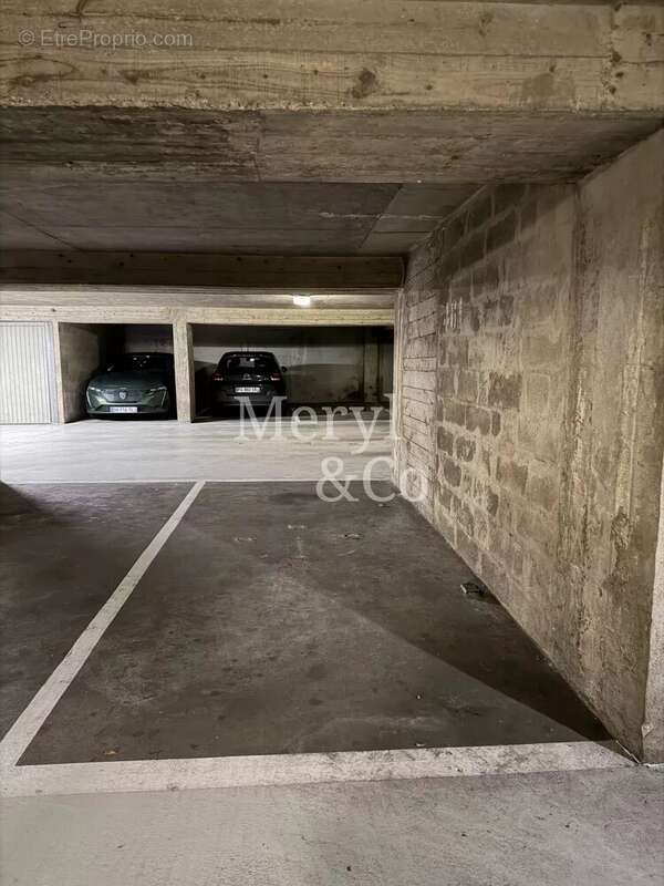Parking à PARIS-11E