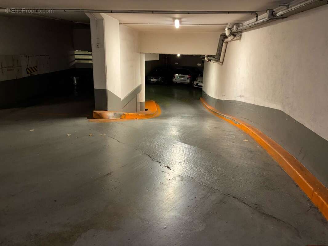 Parking à PARIS-17E
