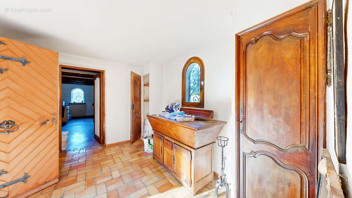 Maison à rénover, piscine, terrain 1660 m2 - photo 24