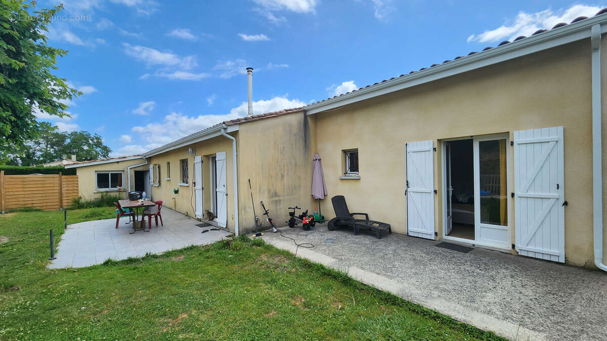 Maison à SAINT-YZAN-DE-SOUDIAC