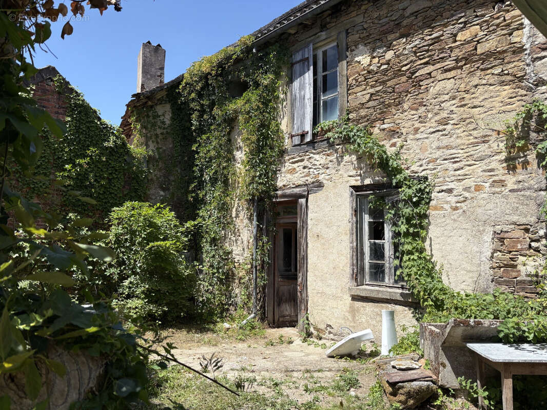 Coussac Bonneval Maison de bourg de 8 pièces à rénover avec cour - photo 28