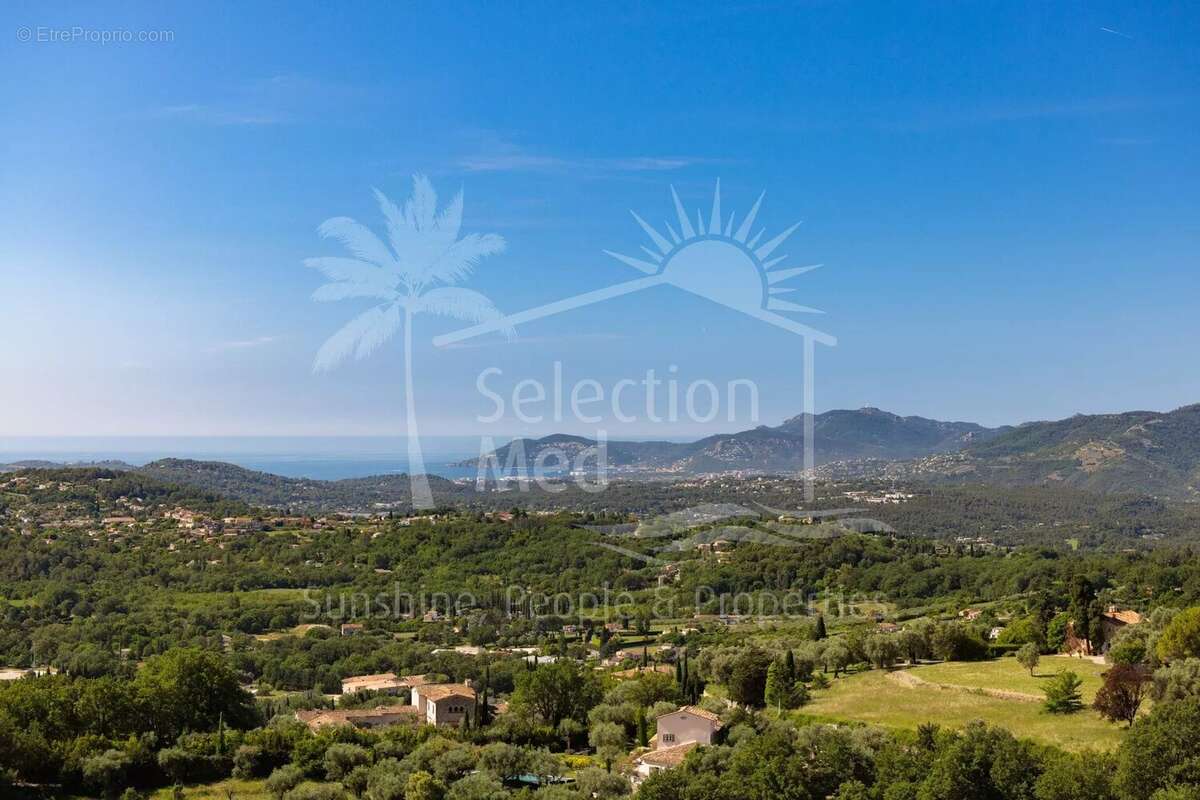 Appartement à CHATEAUNEUF-GRASSE