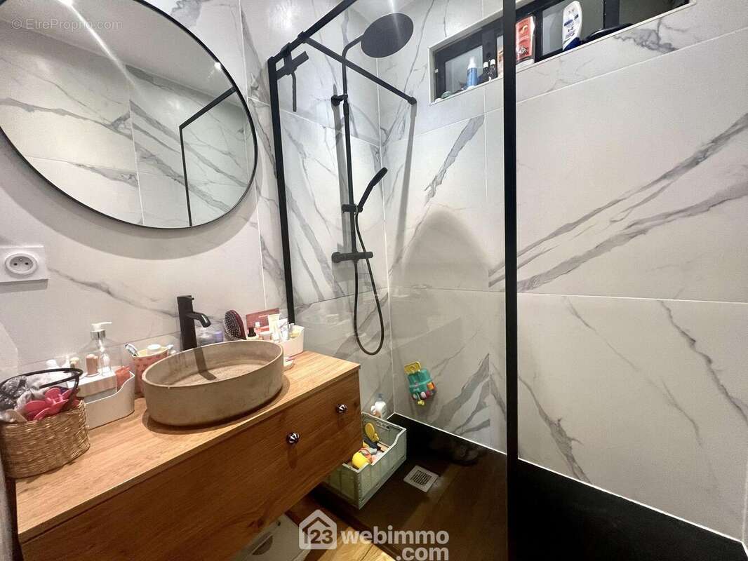 La salle d?eau également parfaitement rénovée - Appartement à SAN-MARTINO-DI-LOTA