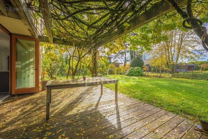 Maison à SAINT-GENIS-POUILLY