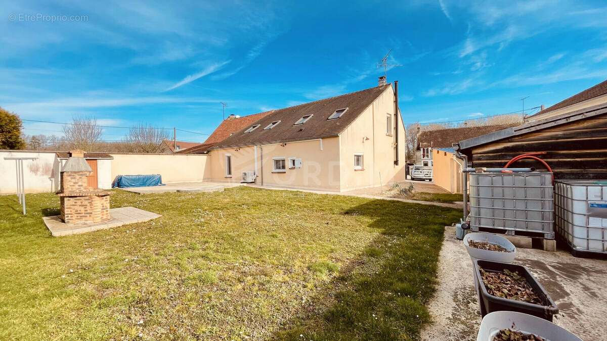 Maison à LIGNY-LE-CHATEL