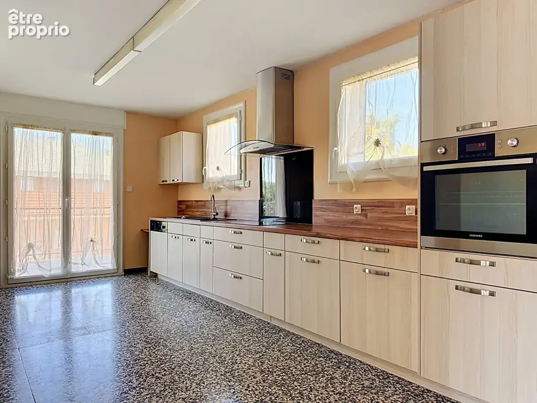 Maison familiale Type 7 de 151.25 m² avec grand rez-de-chaussée, terrain plat de 1 228 m² et vue montagnes ! - photo 3