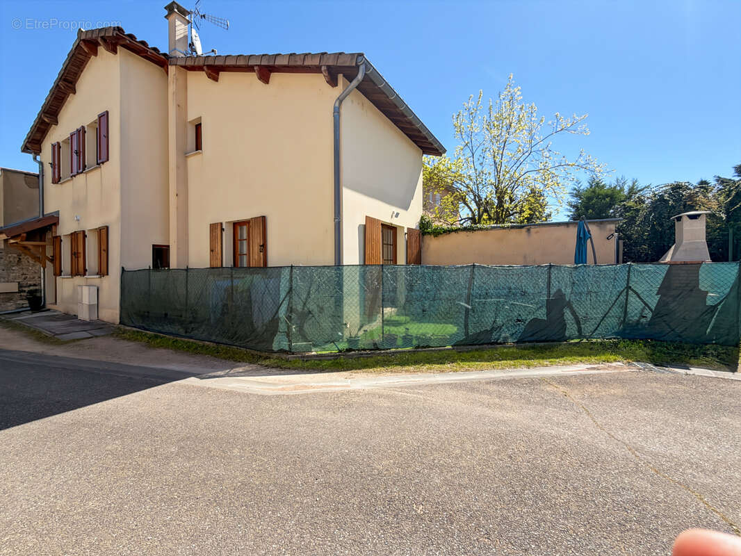 Charmante maison de village avec terrasse au cœur du centre, à deux pas des commodités et de la gare - photo 2