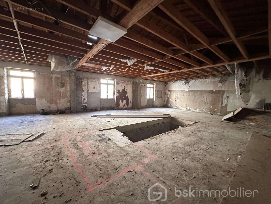 ROMANS SUR ISERE - Immeuble 200 m² + garage de 100 m² - photo 6