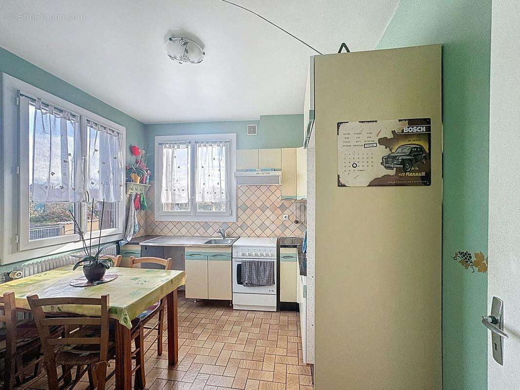 SAINT BONNET PRES RIOM Amateur de bricolage Grange 68m² - Maison 3 chambres - Cour - photo 2
