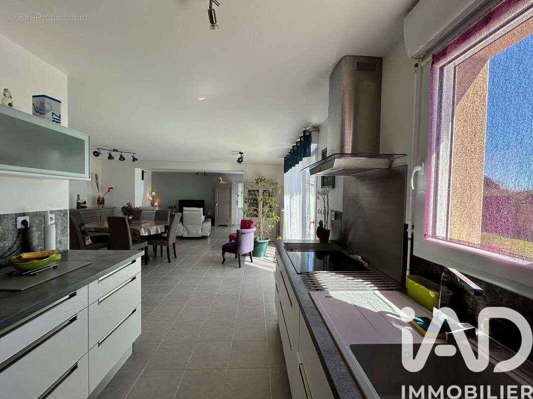 Maison 118 m² à Bournand  - photo 7