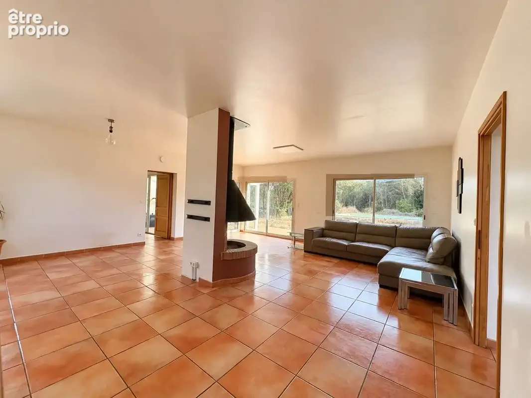 Villa avec piscine sur 5 000 m2 de terrain - photo 3