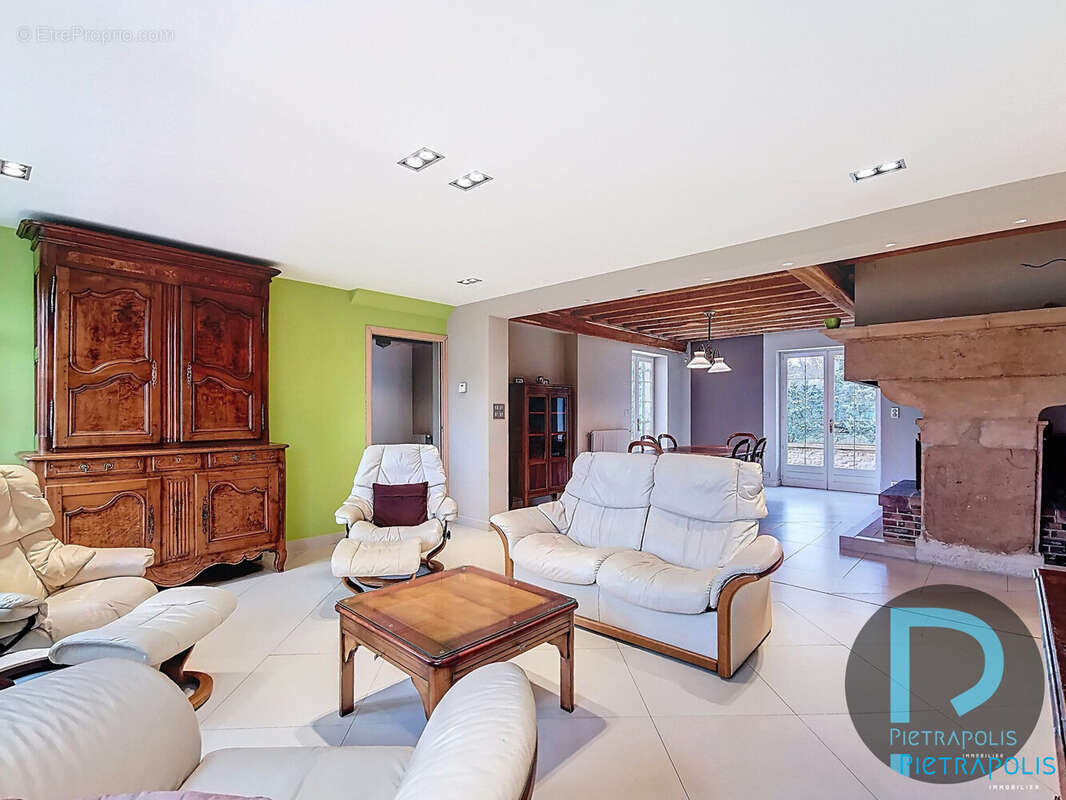 COIN SALON - Maison à CLUNY