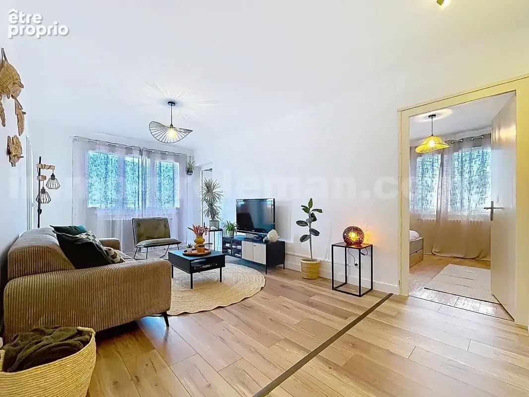 Appartement_T3_la_roche_sur_foron_renove_refait_neuf_terrasse_balcon_belle_superficie_proche_prox_frontière_Suisse_direction_GENEVE_autoroutes_investissement_locatif_vente_vue_séjour_cuisine_équipée_
