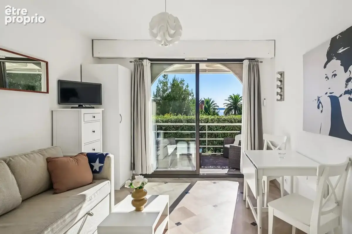 EXCLUSIVITE - CANNES CROIX DES GARDES - Studio, vue mer dans résidence avec piscine. Cave, poss. garage - photo 2
