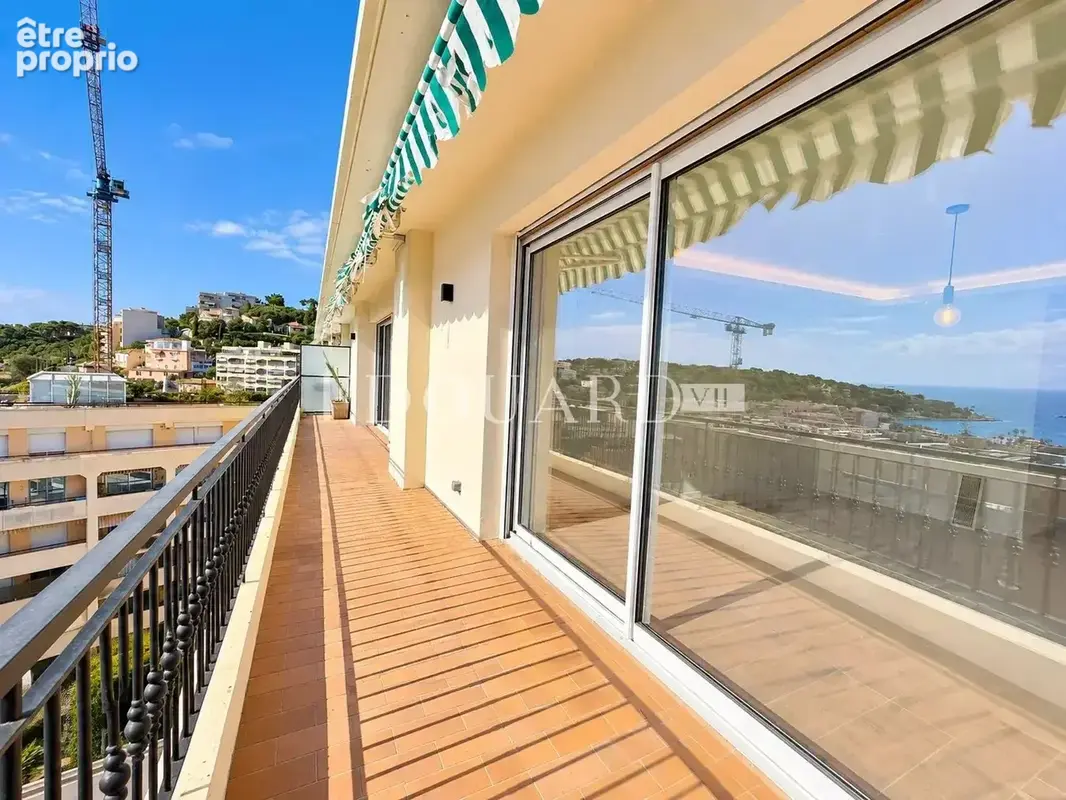 Somptueux quatre pièces à vendre avec belle vue sur la ville et la mer, en plein centre de Roquebrune Cap Martin - photo 7