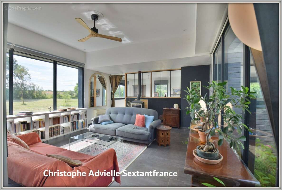 Villa d'architecte ossature bois, plain pied , 4 chambres , piscine, garage et atelier sur 1,6 Ha - photo 2