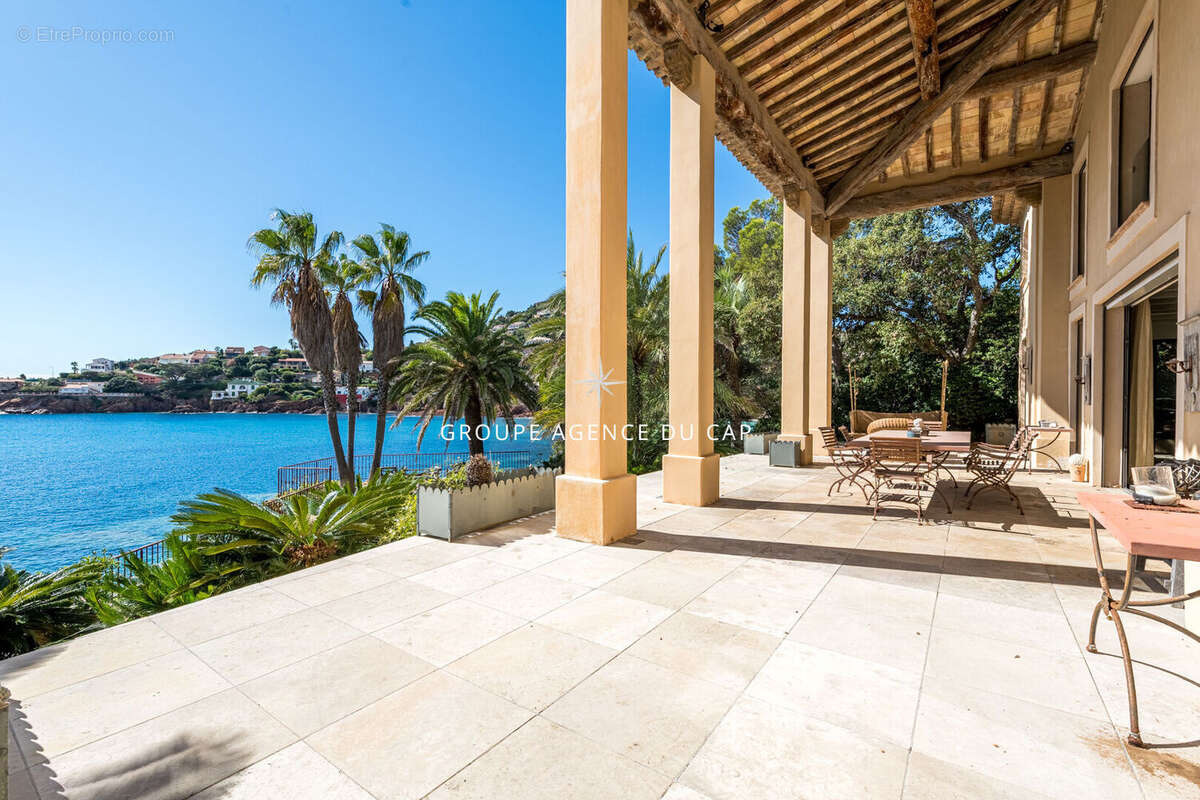 Superbe villa pieds dans l' eau avec acces prive a la plage - photo 5