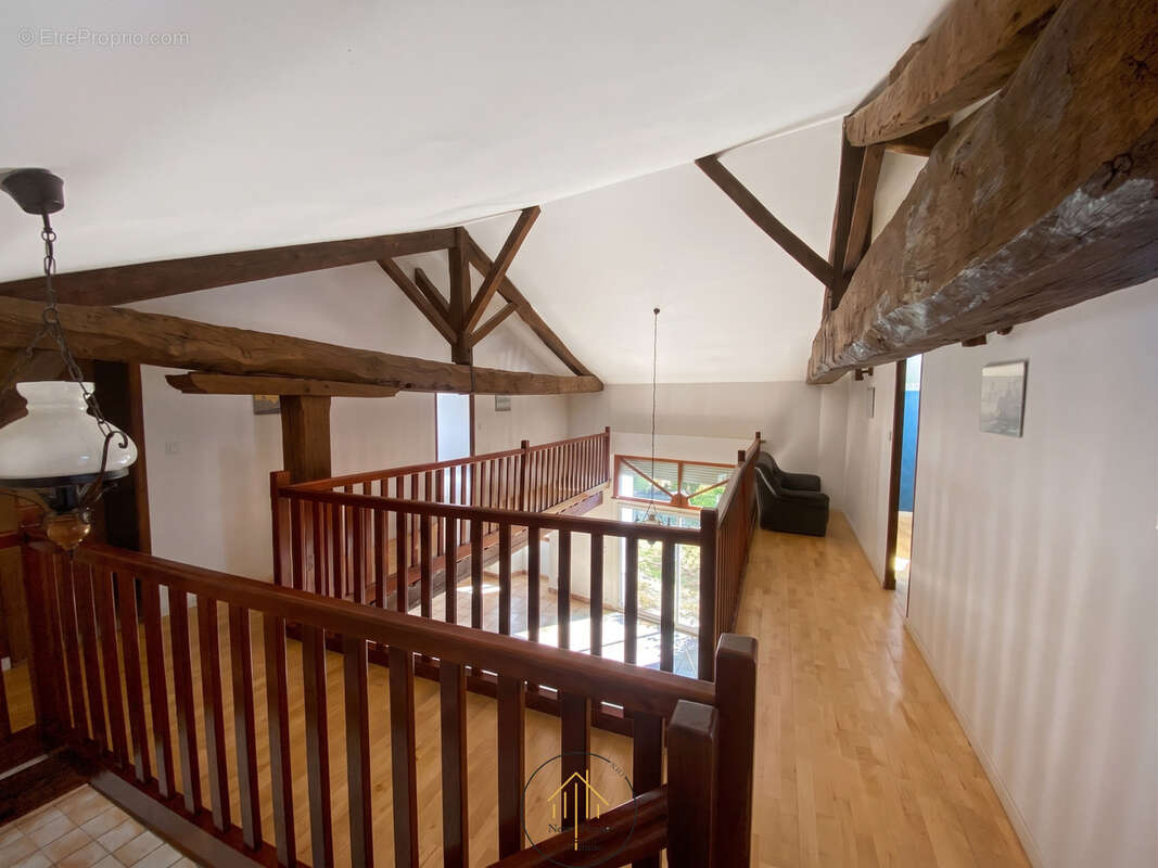 Maison de caractère à Chalais : volumes et charme du bois pour toute la famille - photo 6