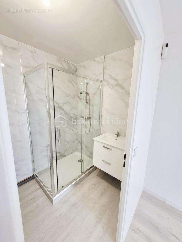 Coup de coeur ! 2 pièces rénové avec balcon, parking et dpe c – résidence villa des poètes - photo 14