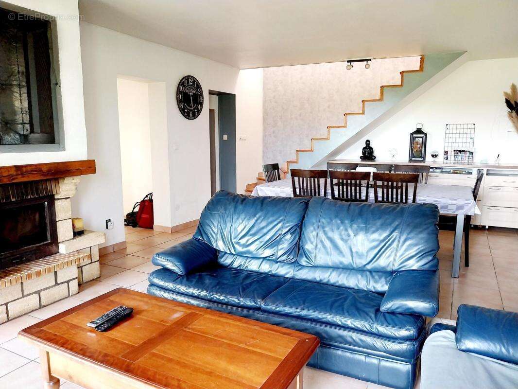 Maison à BUSSAC-FORET